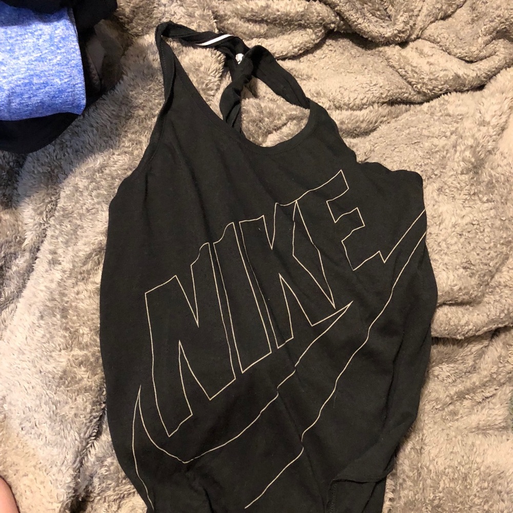 Nike twist back workout tank.